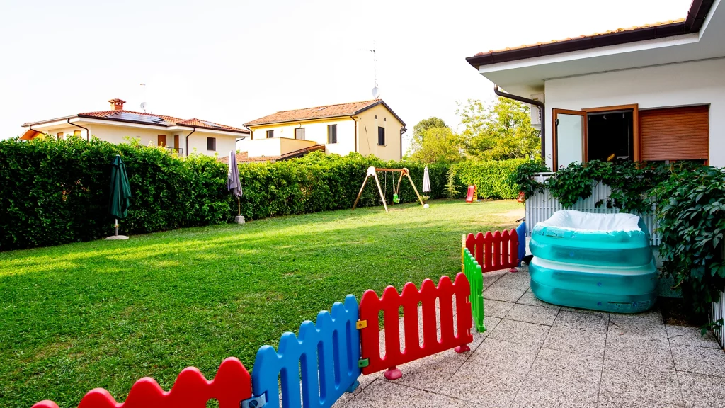 Esterno del nido, si vede un grande giardino attrezzato con vari giochi adatti ai bambini dai 3 mesi ai 3 anni di età.